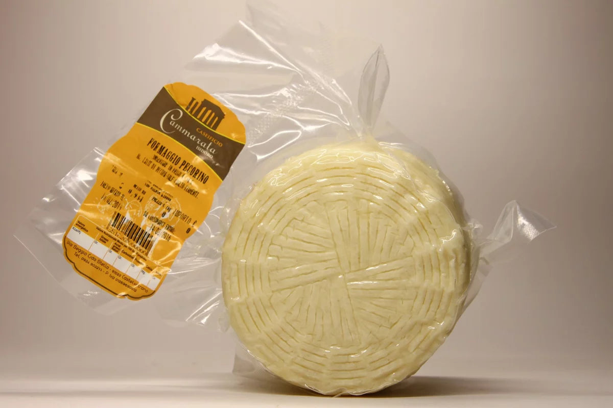 Primo Sale di latte di pecora con fetta tagliata
